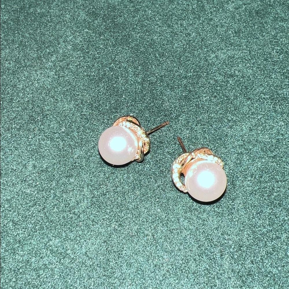 Elegant Pearl Stud Earrings with Gold Accents